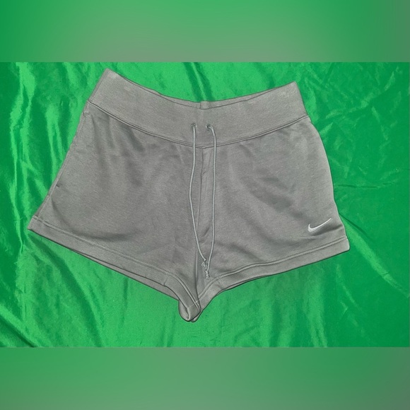 NWT Nike Women's Gray Shorts size XL - Picture 1 of 7